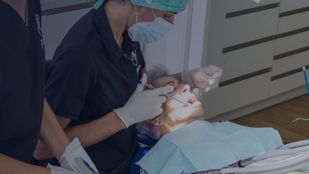 Equipo de Clínica Dental Miriam García atendiendo a una paciente