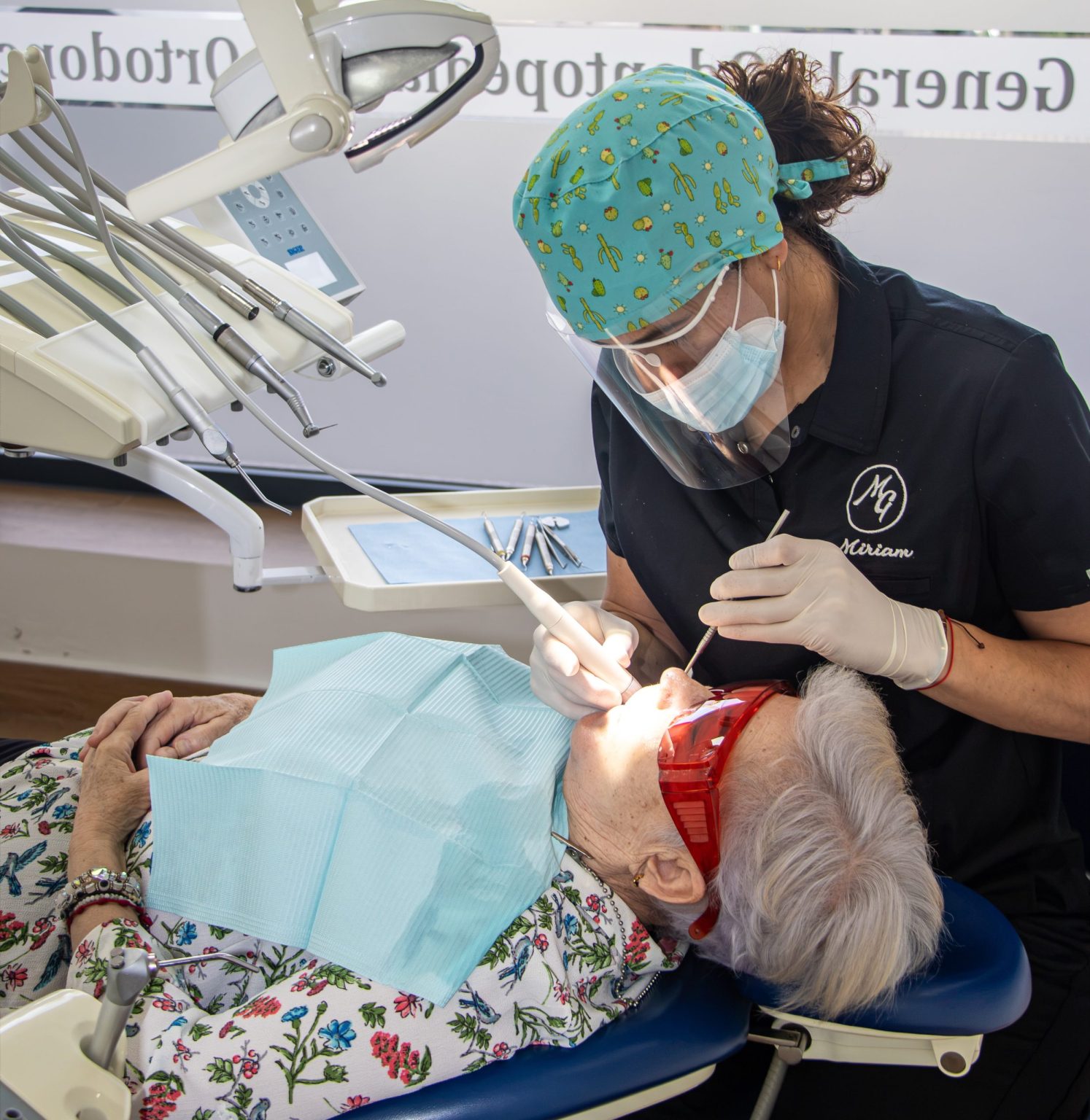 La Dra. Miriam García haciendo una limpieza dental con ultrasonidos a una paciente mayor en málaga